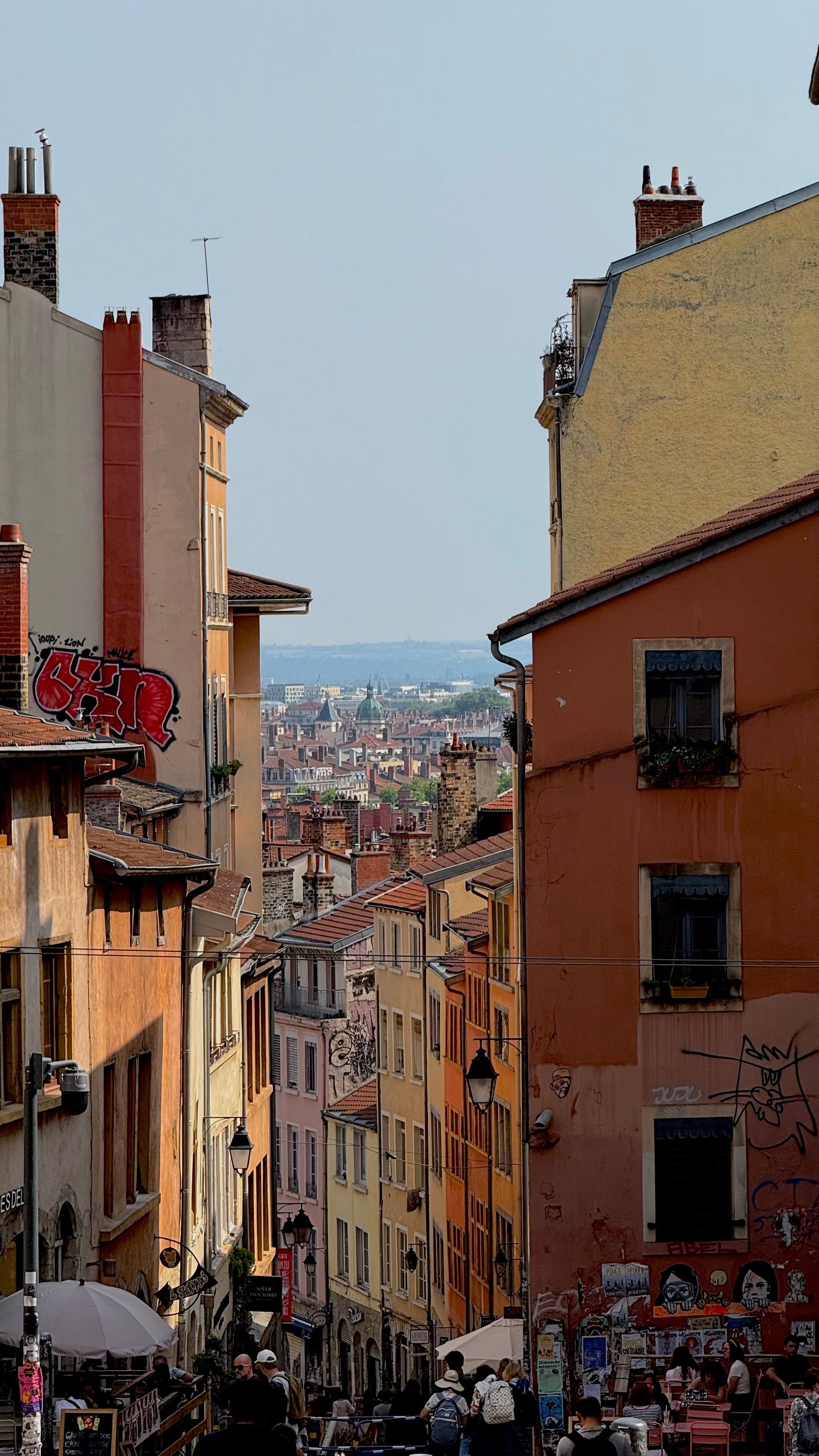 Rue en pente et façades colorées de la Croix-Rousse à Lyon