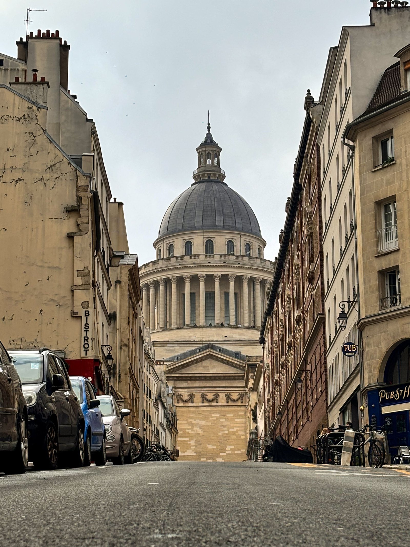 Rue du Quartier Latin avec vue sur le Panthéon à Paris