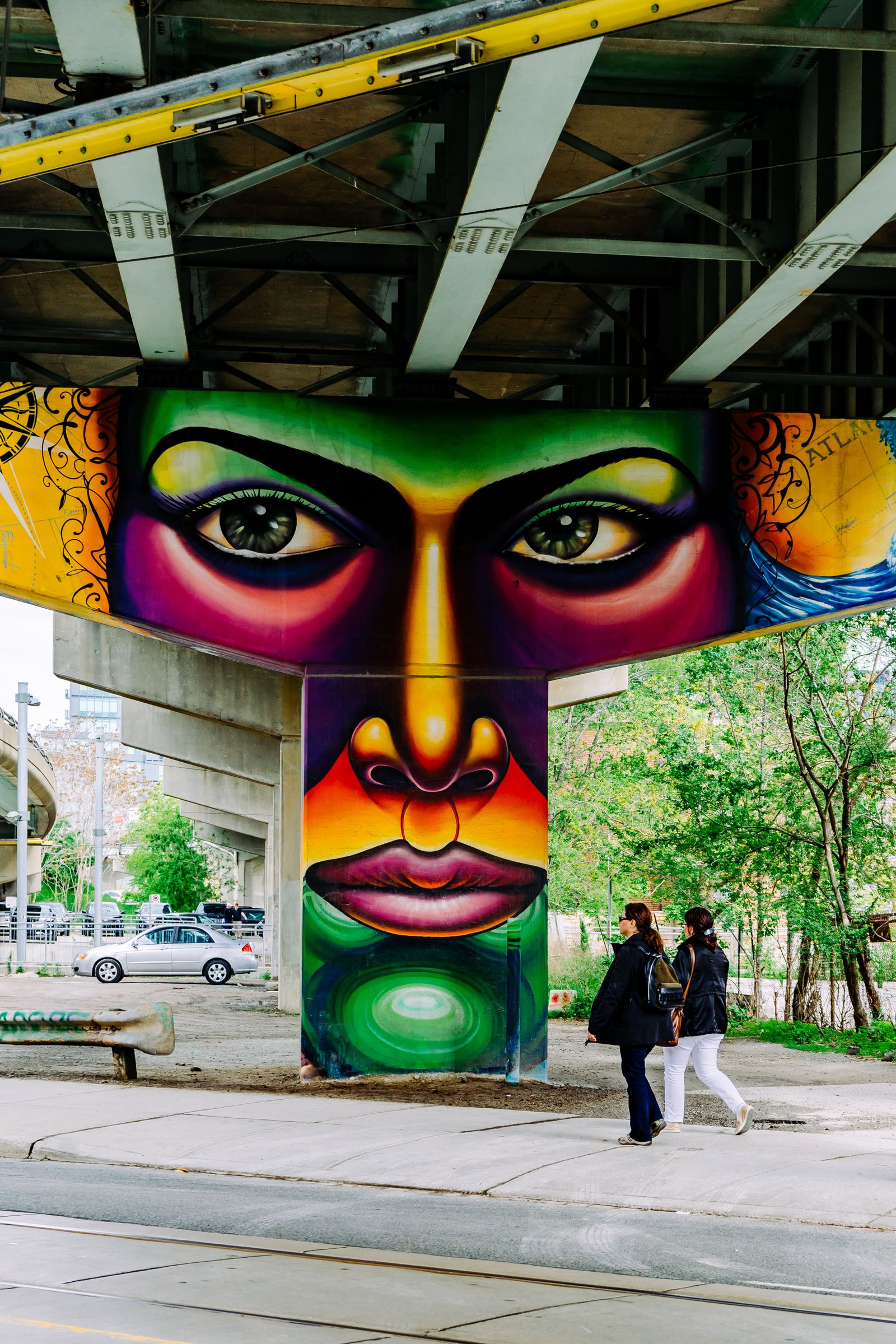Fresque de street art colorée sous un pont