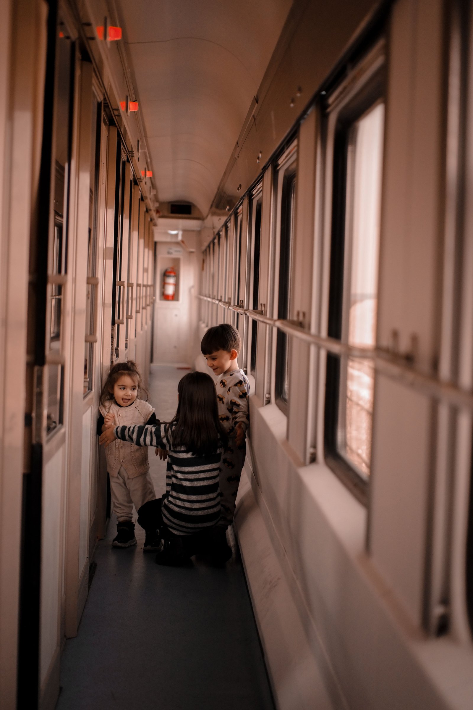 Tout-petits jouant ensemble dans le couloir d'un train