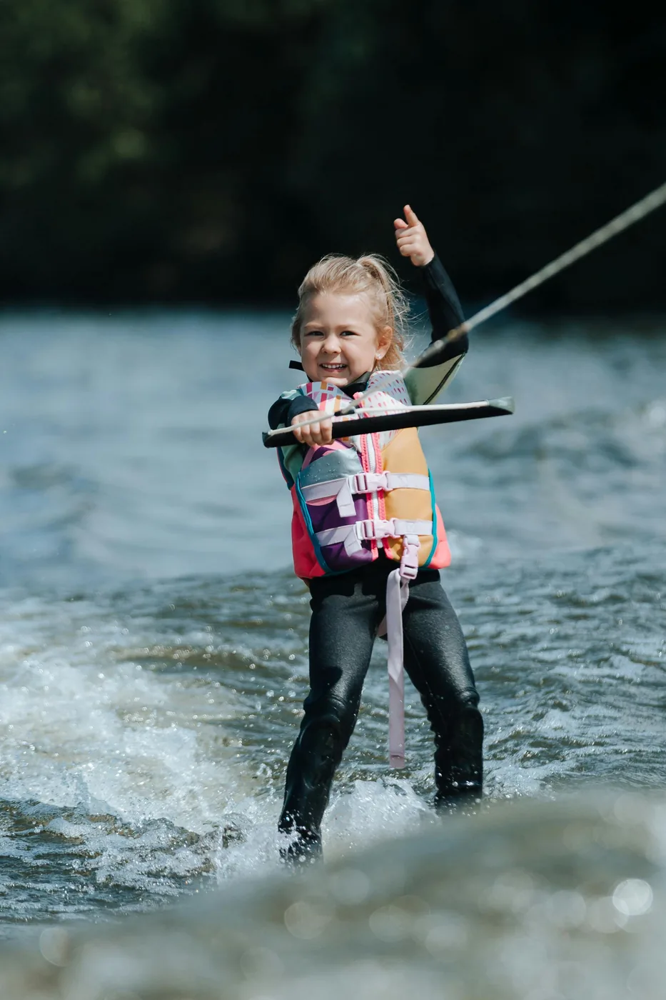 Enfant qui joue avec l’eau pendant une journée chaude